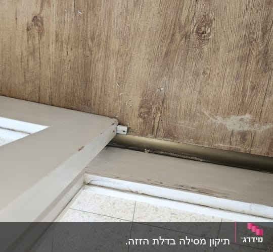 מסגרת חלון על רצפת עץ